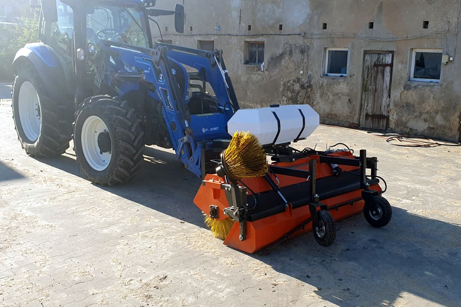 Traktor z zamiatarką